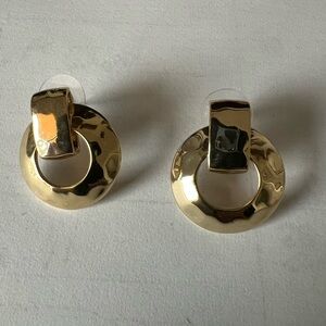 GOLD TONE HAMMERED EARRINGS